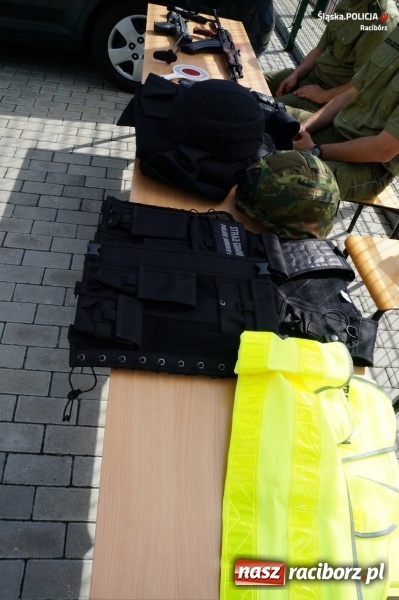 Zdjęcie w galerii na portalu naszraciborz.pl: Chronią, bronią, pomagają – w Szkole Podstawowej nr 4 odbył się piknik służb mundurowych  wiadomości z regionu