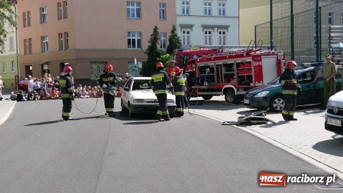 Zdjęcie w galerii na portalu naszraciborz.pl: Chronią, bronią, pomagają – w Szkole Podstawowej nr 4 odbył się piknik służb mundurowych  wiadomości z regionu