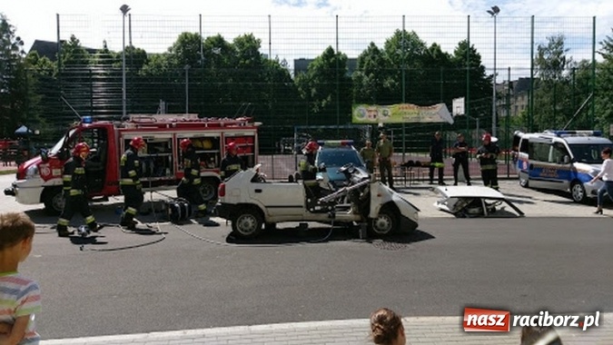 Zdjęcie w galerii na portalu naszraciborz.pl: Chronią, bronią, pomagają – w Szkole Podstawowej nr 4 odbył się piknik służb mundurowych  wiadomości z regionu