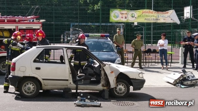 Zdjęcie w galerii na portalu naszraciborz.pl: Chronią, bronią, pomagają – w Szkole Podstawowej nr 4 odbył się piknik służb mundurowych  wiadomości z regionu