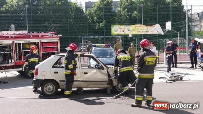 Zdjęcie w galerii na portalu naszraciborz.pl: Chronią, bronią, pomagają – w Szkole Podstawowej nr 4 odbył się piknik służb mundurowych  wiadomości z regionu