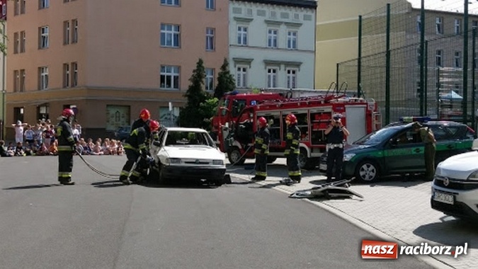 Zdjęcie w galerii na portalu naszraciborz.pl: Chronią, bronią, pomagają – w Szkole Podstawowej nr 4 odbył się piknik służb mundurowych  wiadomości z regionu