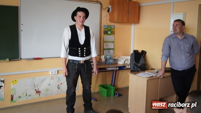 Zdjęcie w galerii na portalu naszraciborz.pl: Szkołę w Pietrowicach Wielkich odwiedził gość z Bawarii  wiadomości z regionu