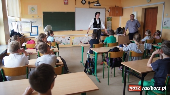 Zdjęcie w galerii na portalu naszraciborz.pl: Szkołę w Pietrowicach Wielkich odwiedził gość z Bawarii  wiadomości z regionu