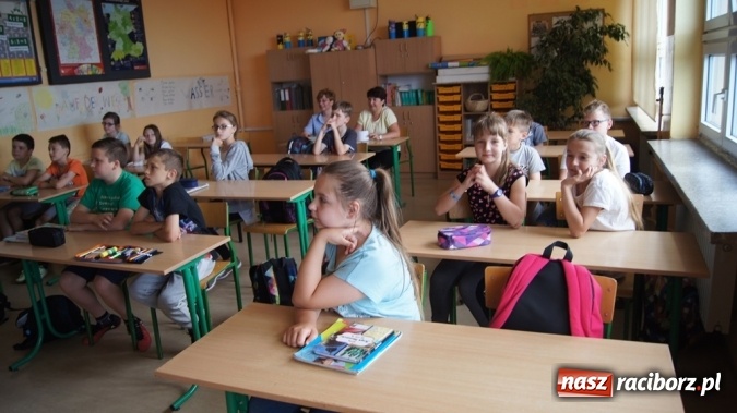 Zdjęcie w galerii na portalu naszraciborz.pl: Szkołę w Pietrowicach Wielkich odwiedził gość z Bawarii  wiadomości z regionu