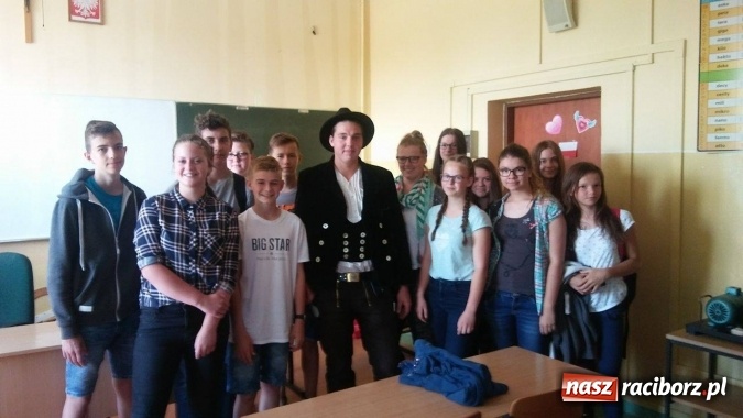 Zdjęcie w galerii na portalu naszraciborz.pl: Szkołę w Pietrowicach Wielkich odwiedził gość z Bawarii  wiadomości z regionu