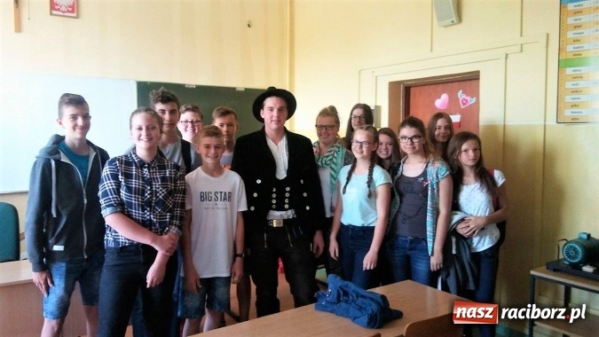 Zdjęcie w galerii na portalu naszraciborz.pl: Szkołę w Pietrowicach Wielkich odwiedził gość z Bawarii  wiadomości z regionu