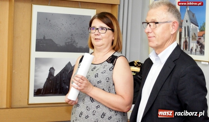 Zdjęcie w galerii na portalu naszraciborz.pl: Racibórz - historia (nie)codzienna – w bibliotece odbył się wernisaż wystawy wiadomości z regionu