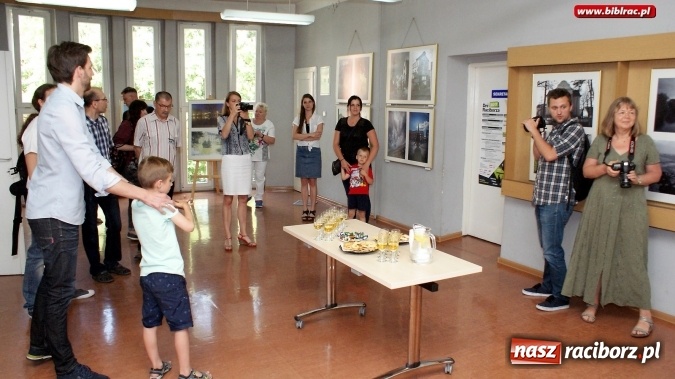 Zdjęcie w galerii na portalu naszraciborz.pl: Racibórz - historia (nie)codzienna – w bibliotece odbył się wernisaż wystawy wiadomości z regionu