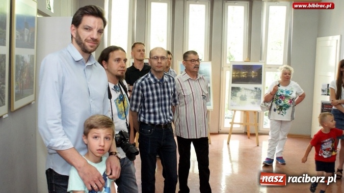 Zdjęcie w galerii na portalu naszraciborz.pl: Racibórz - historia (nie)codzienna – w bibliotece odbył się wernisaż wystawy wiadomości z regionu