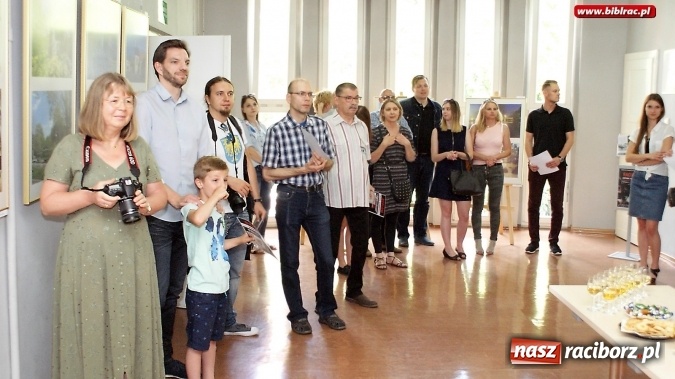 Zdjęcie w galerii na portalu naszraciborz.pl: Racibórz - historia (nie)codzienna – w bibliotece odbył się wernisaż wystawy wiadomości z regionu