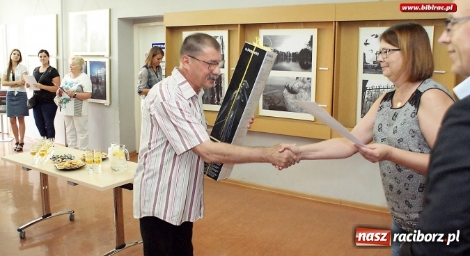 Zdjęcie w galerii na portalu naszraciborz.pl: Racibórz - historia (nie)codzienna – w bibliotece odbył się wernisaż wystawy wiadomości z regionu