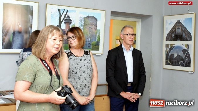 Zdjęcie w galerii na portalu naszraciborz.pl: Racibórz - historia (nie)codzienna – w bibliotece odbył się wernisaż wystawy wiadomości z regionu