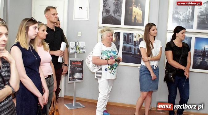 Zdjęcie w galerii na portalu naszraciborz.pl: Racibórz - historia (nie)codzienna – w bibliotece odbył się wernisaż wystawy wiadomości z regionu