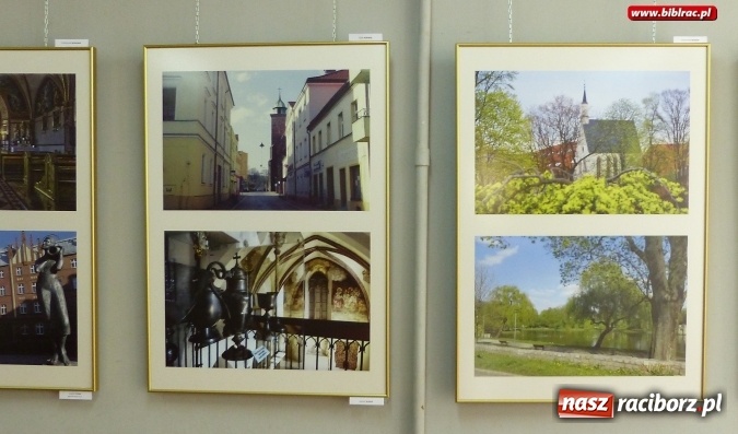 Zdjęcie w galerii na portalu naszraciborz.pl: Racibórz - historia (nie)codzienna – w bibliotece odbył się wernisaż wystawy wiadomości z regionu
