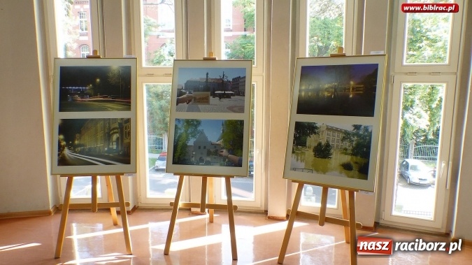 Zdjęcie w galerii na portalu naszraciborz.pl: Racibórz - historia (nie)codzienna – w bibliotece odbył się wernisaż wystawy wiadomości z regionu