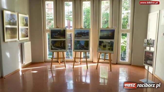 Zdjęcie w galerii na portalu naszraciborz.pl: Racibórz - historia (nie)codzienna – w bibliotece odbył się wernisaż wystawy wiadomości z regionu
