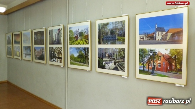 Zdjęcie w galerii na portalu naszraciborz.pl: Racibórz - historia (nie)codzienna – w bibliotece odbył się wernisaż wystawy wiadomości z regionu