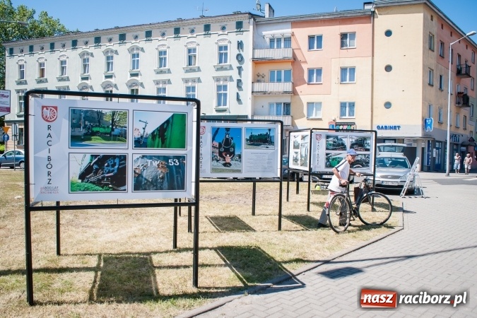 Zdjęcie w galerii na portalu naszraciborz.pl: Dni Raciborza 2017: Trwają ostatnie przygotowania do święta miasta. Fanki Dawida Kwiatkowskiego już pod sceną wiadomości z regionu