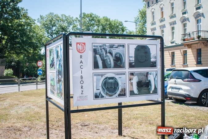 Zdjęcie w galerii na portalu naszraciborz.pl: Dni Raciborza 2017: Trwają ostatnie przygotowania do święta miasta. Fanki Dawida Kwiatkowskiego już pod sceną wiadomości z regionu