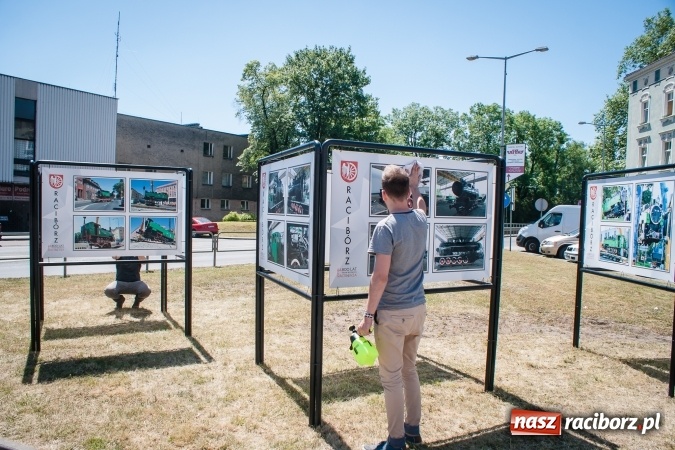 Zdjęcie w galerii na portalu naszraciborz.pl: Dni Raciborza 2017: Trwają ostatnie przygotowania do święta miasta. Fanki Dawida Kwiatkowskiego już pod sceną wiadomości z regionu