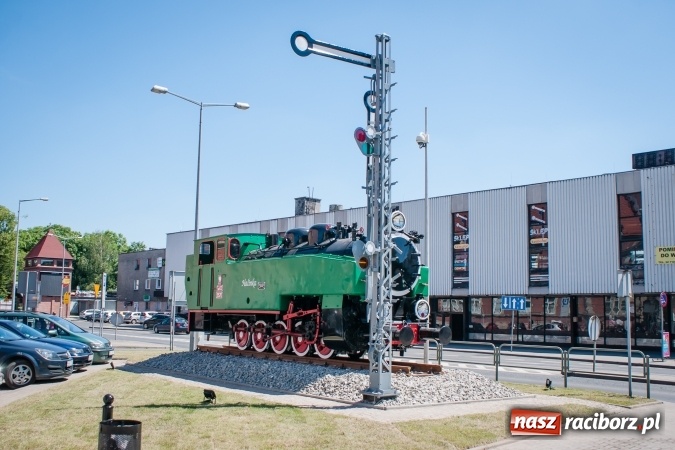 Zdjęcie w galerii na portalu naszraciborz.pl: Dni Raciborza 2017: Trwają ostatnie przygotowania do święta miasta. Fanki Dawida Kwiatkowskiego już pod sceną wiadomości z regionu
