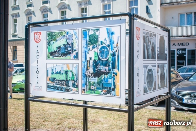 Zdjęcie w galerii na portalu naszraciborz.pl: Dni Raciborza 2017: Trwają ostatnie przygotowania do święta miasta. Fanki Dawida Kwiatkowskiego już pod sceną wiadomości z regionu