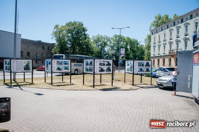 Zdjęcie w galerii na portalu naszraciborz.pl: Dni Raciborza 2017: Trwają ostatnie przygotowania do święta miasta. Fanki Dawida Kwiatkowskiego już pod sceną wiadomości z regionu