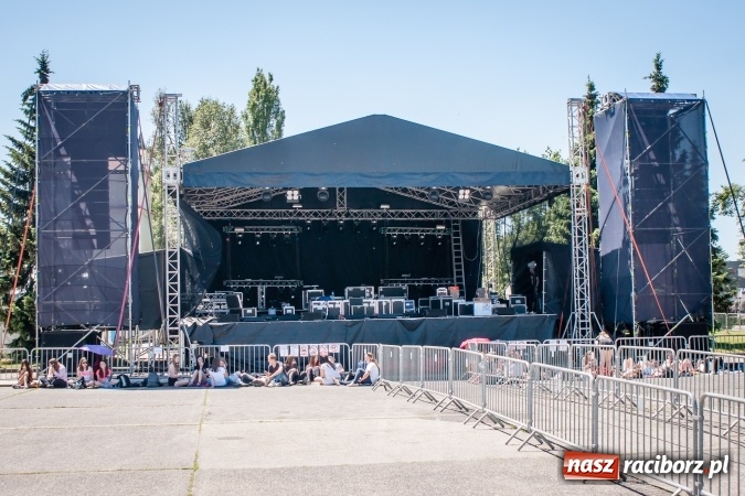 Zdjęcie w galerii na portalu naszraciborz.pl: Dni Raciborza 2017: Trwają ostatnie przygotowania do święta miasta. Fanki Dawida Kwiatkowskiego już pod sceną wiadomości z regionu