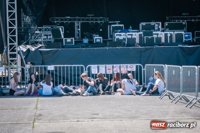 Zdjęcie w galerii na portalu naszraciborz.pl: Dni Raciborza 2017: Trwają ostatnie przygotowania do święta miasta. Fanki Dawida Kwiatkowskiego już pod sceną wiadomości z regionu