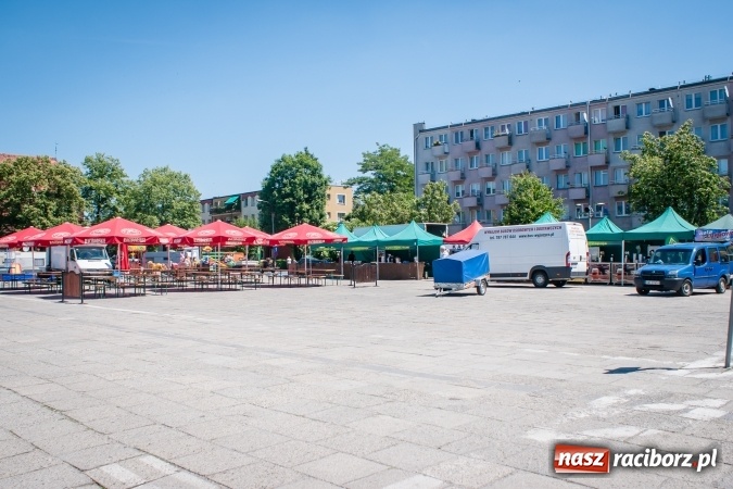 Zdjęcie w galerii na portalu naszraciborz.pl: Dni Raciborza 2017: Trwają ostatnie przygotowania do święta miasta. Fanki Dawida Kwiatkowskiego już pod sceną wiadomości z regionu