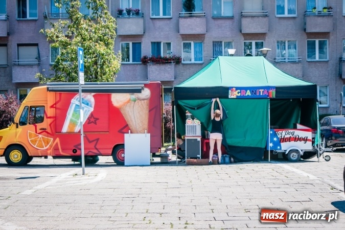 Zdjęcie w galerii na portalu naszraciborz.pl: Dni Raciborza 2017: Trwają ostatnie przygotowania do święta miasta. Fanki Dawida Kwiatkowskiego już pod sceną wiadomości z regionu