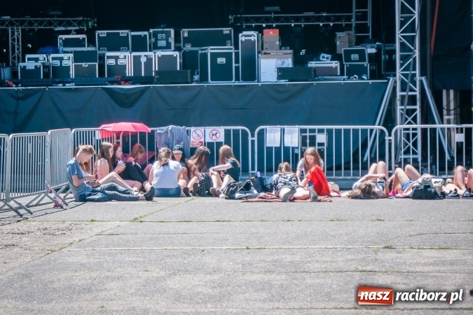 Zdjęcie w galerii na portalu naszraciborz.pl: Dni Raciborza 2017: Trwają ostatnie przygotowania do święta miasta. Fanki Dawida Kwiatkowskiego już pod sceną wiadomości z regionu