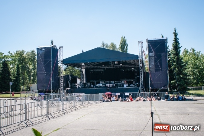 Zdjęcie w galerii na portalu naszraciborz.pl: Dni Raciborza 2017: Trwają ostatnie przygotowania do święta miasta. Fanki Dawida Kwiatkowskiego już pod sceną wiadomości z regionu