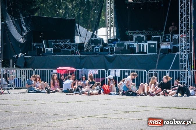 Zdjęcie w galerii na portalu naszraciborz.pl: Dni Raciborza 2017: Trwają ostatnie przygotowania do święta miasta. Fanki Dawida Kwiatkowskiego już pod sceną wiadomości z regionu
