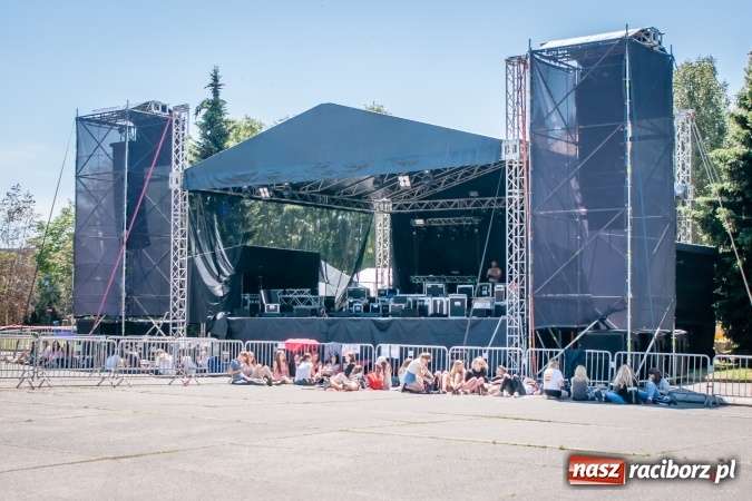 Zdjęcie w galerii na portalu naszraciborz.pl: Dni Raciborza 2017: Trwają ostatnie przygotowania do święta miasta. Fanki Dawida Kwiatkowskiego już pod sceną wiadomości z regionu