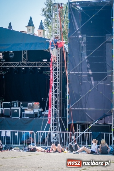 Zdjęcie w galerii na portalu naszraciborz.pl: Dni Raciborza 2017: Trwają ostatnie przygotowania do święta miasta. Fanki Dawida Kwiatkowskiego już pod sceną wiadomości z regionu