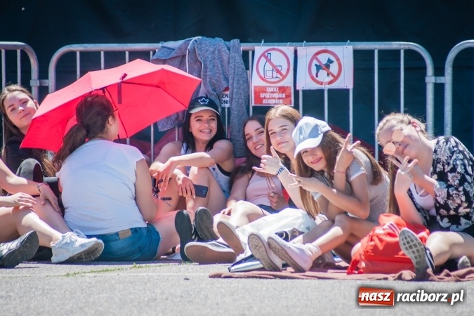 Zdjęcie w galerii na portalu naszraciborz.pl: Dni Raciborza 2017: Trwają ostatnie przygotowania do święta miasta. Fanki Dawida Kwiatkowskiego już pod sceną wiadomości z regionu