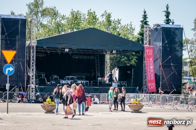 Zdjęcie w galerii na portalu naszraciborz.pl: Dni Raciborza 2017: Trwają ostatnie przygotowania do święta miasta. Fanki Dawida Kwiatkowskiego już pod sceną wiadomości z regionu