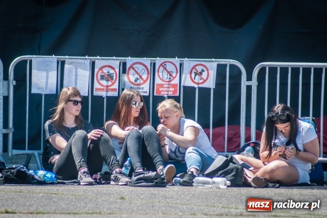 Zdjęcie w galerii na portalu naszraciborz.pl: Dni Raciborza 2017: Trwają ostatnie przygotowania do święta miasta. Fanki Dawida Kwiatkowskiego już pod sceną wiadomości z regionu