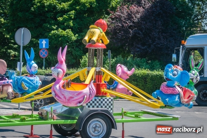 Zdjęcie w galerii na portalu naszraciborz.pl: Dni Raciborza 2017: Trwają ostatnie przygotowania do święta miasta. Fanki Dawida Kwiatkowskiego już pod sceną wiadomości z regionu