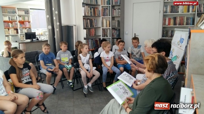 Zdjęcie w galerii na portalu naszraciborz.pl: Czytanie zbliża... pokolenia wiadomości z regionu