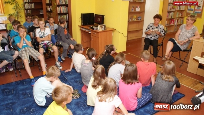 Zdjęcie w galerii na portalu naszraciborz.pl: Czytanie zbliża... pokolenia wiadomości z regionu