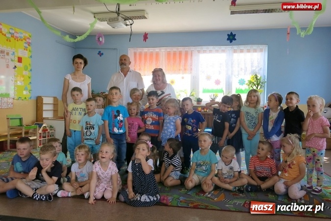 Zdjęcie w galerii na portalu naszraciborz.pl: Czytanie zbliża... pokolenia wiadomości z regionu