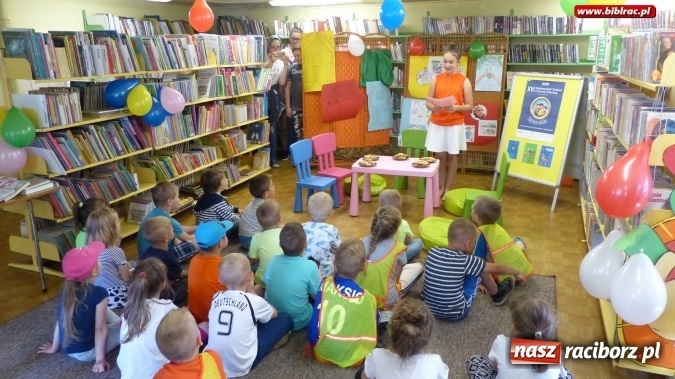 Zdjęcie w galerii na portalu naszraciborz.pl: Czytanie zbliża... pokolenia wiadomości z regionu