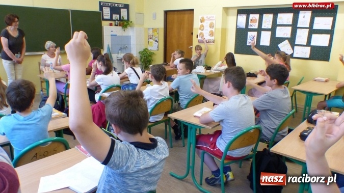 Zdjęcie w galerii na portalu naszraciborz.pl: Czytanie zbliża... pokolenia wiadomości z regionu