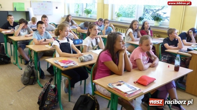 Zdjęcie w galerii na portalu naszraciborz.pl: Czytanie zbliża... pokolenia wiadomości z regionu