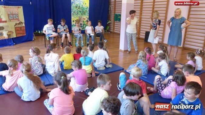 Zdjęcie w galerii na portalu naszraciborz.pl: Czytanie zbliża... pokolenia wiadomości z regionu