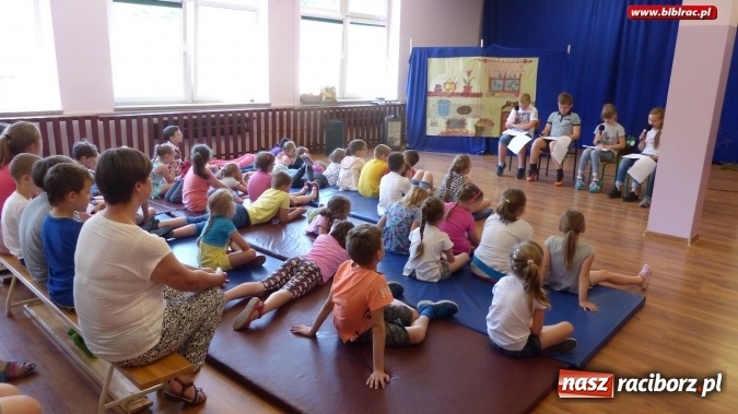 Zdjęcie w galerii na portalu naszraciborz.pl: Czytanie zbliża... pokolenia wiadomości z regionu