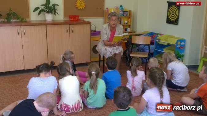 Zdjęcie w galerii na portalu naszraciborz.pl: Czytanie zbliża... pokolenia wiadomości z regionu